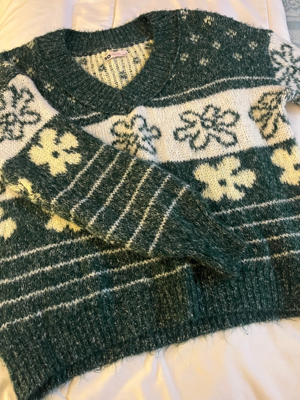 SO Women’s Green and Cream Floral  chunky V-Neck Sweater size S